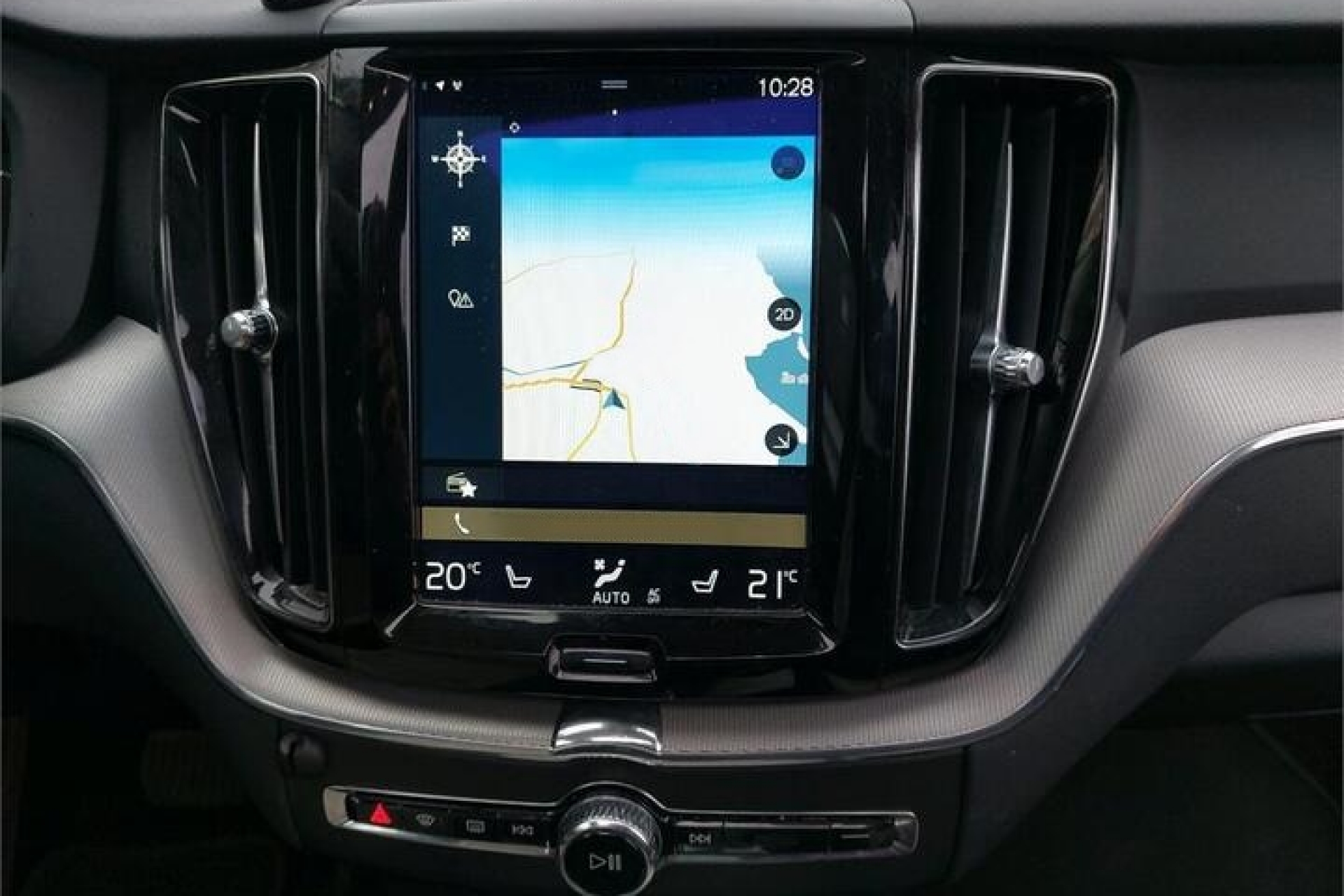 Volvo XC60 2.0 D4 AWD 4x4 Automatik-Geartronic 190 KS INSCRIPTION Virtual Cockpit Navigacija 2xParktronic Kamera Panorama ACC-System Max-Voll New Modell 2018