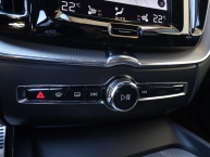 Volvo XC60 2.0 D5 AWD 235 KS Geartronic 3xR-design Exclusive FULL-LED VIRTUAL COCKPIT ACC-System Kamera 360 Navigacija 2xParktronic Max-Voll New Modell 2019